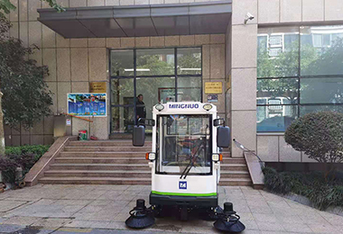 南京银城物业封闭式扫地车MN-E800FB案例