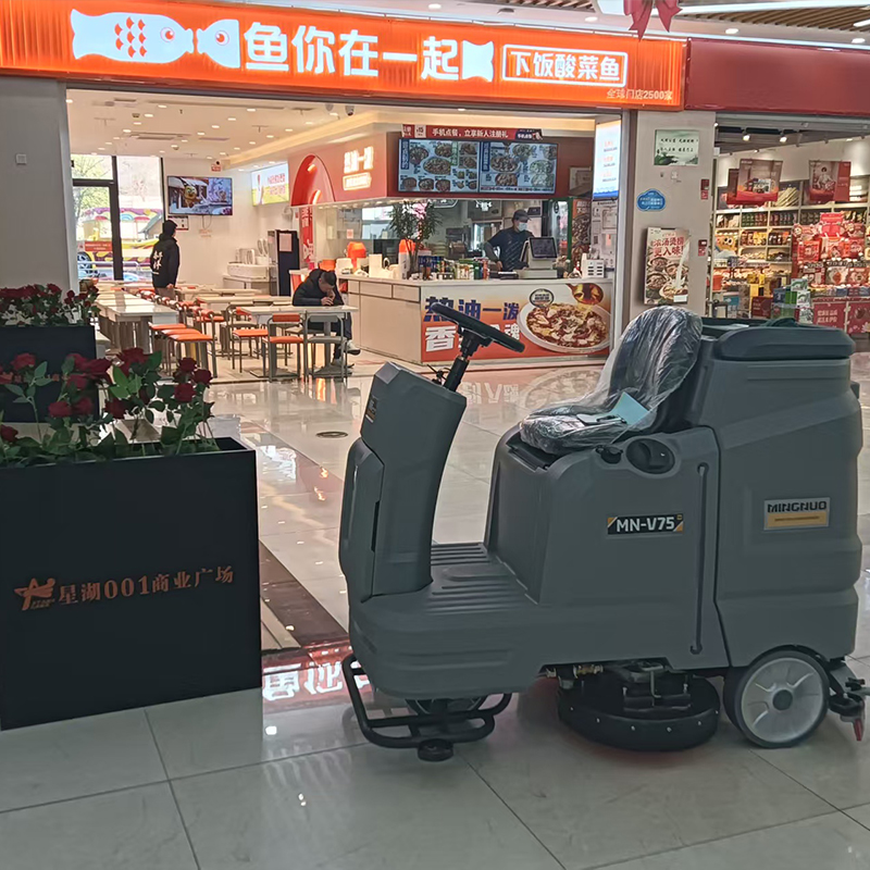 海安星湖001广场购买了一台MN-V75驾驶式洗地机