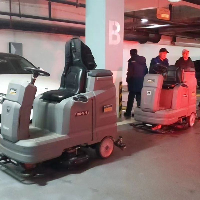 恒大帝景两台V75中型驾驶式洗地机