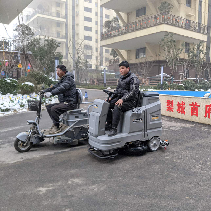 梨城首府V75驾驶式洗地机、S100快速保洁车