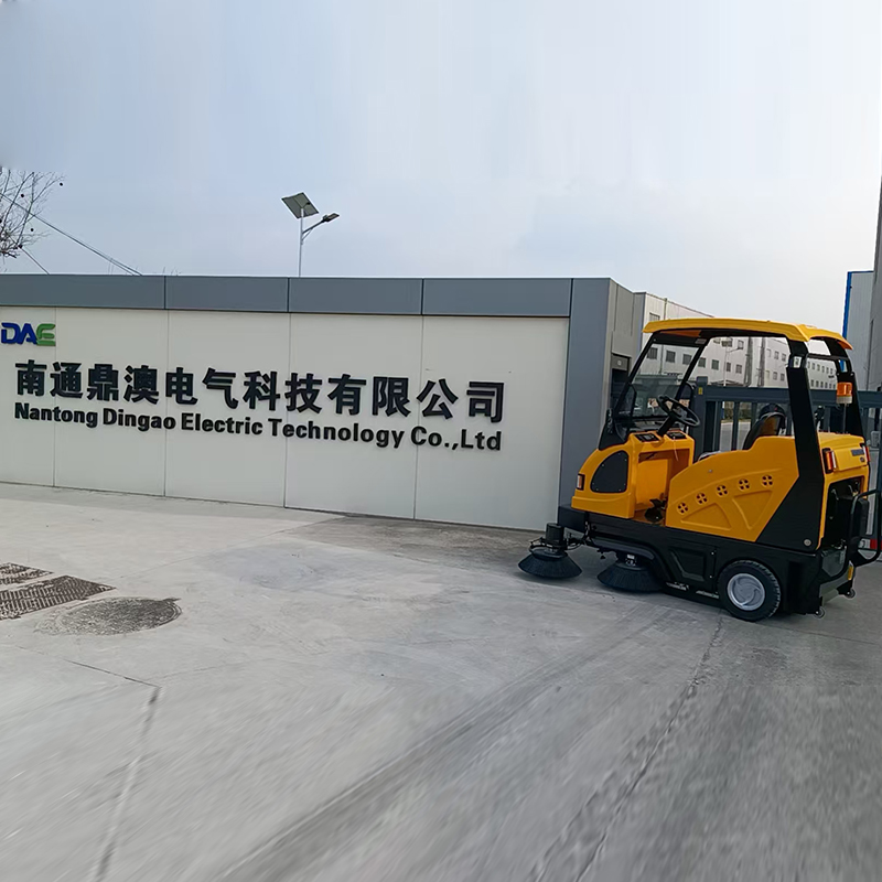 南通鼎澳电气科技股份有限公司E800W三轮驾驶式扫地机