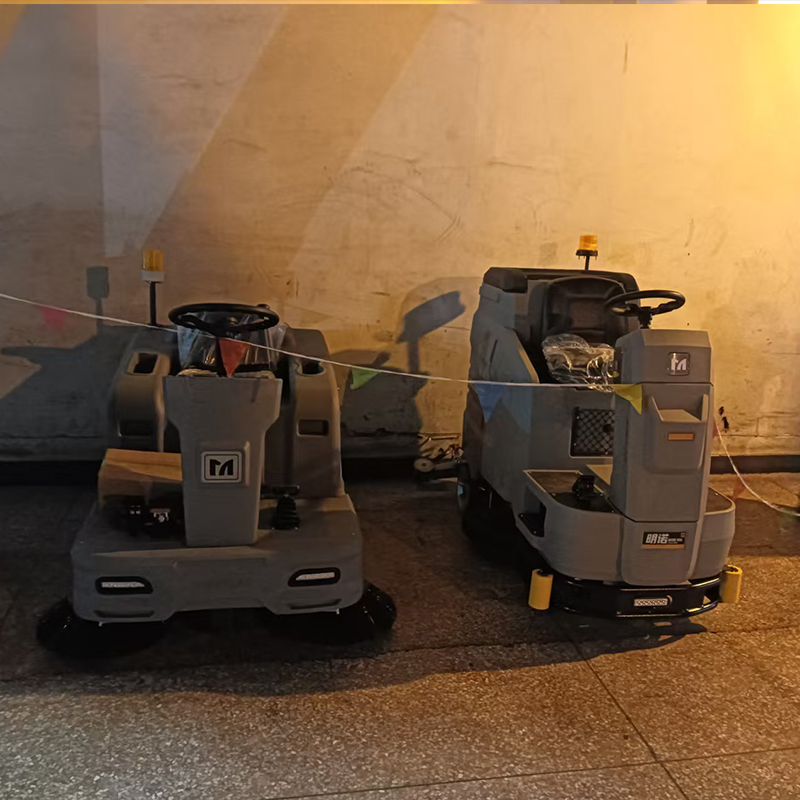 江阴利港C200三轮扫地机跟V86大型驾驶洗地机